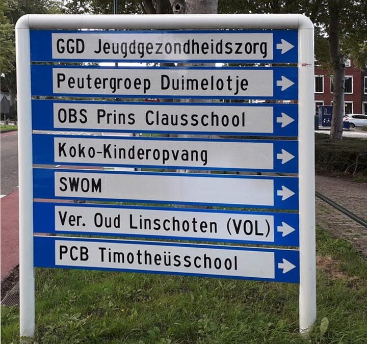 Nieuwe VOL vitrinekast in entree Huis van Montfoort – Verwijzingsbord VOL