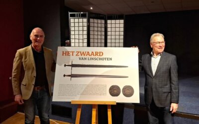 Overhandiging fotobord ‘Het Zwaard van Linschoten’